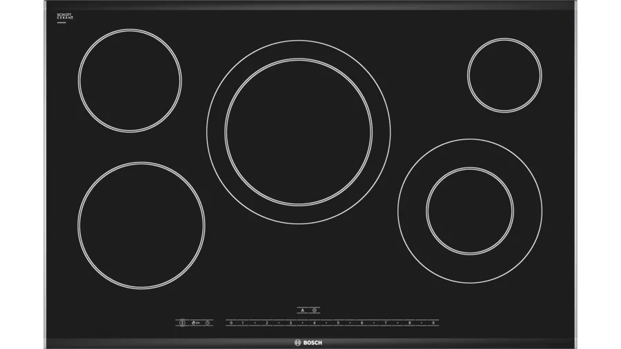 Cocina de vitrocerámica elegante y moderna en una cocina bien iluminada de Salou, destacando su diseño liso y contemporáneo que facilita la cocción y limpieza.